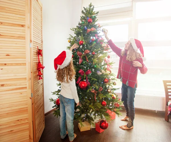 Crianças decoração árvore de natal — Fotografia de Stock
