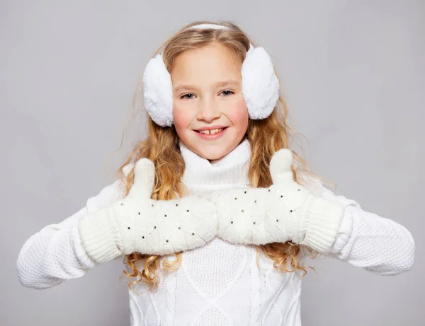 Menina em roupas de inverno — Fotografia de Stock