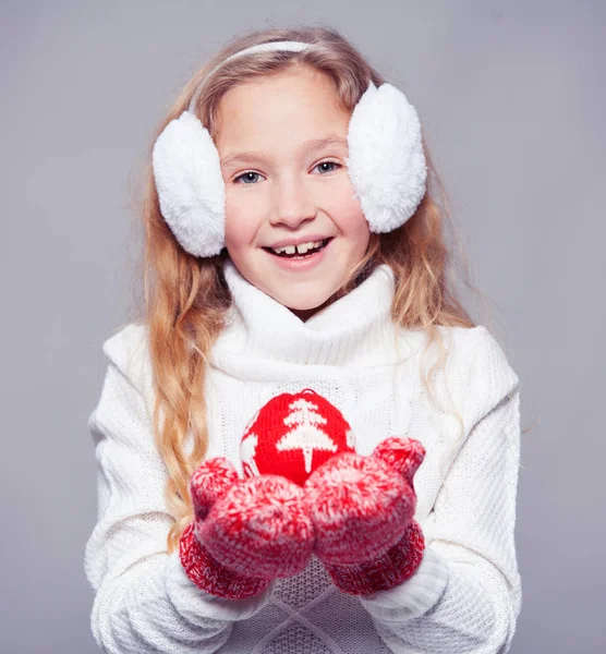 Dívka v zimním oblečení — Stock fotografie