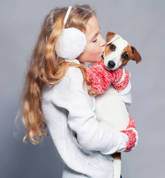 Flicka med valp i vinterkläder — Stockfoto