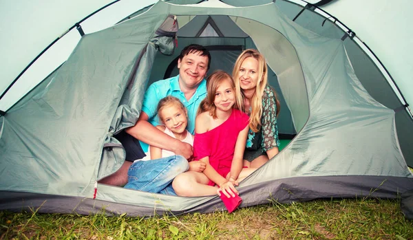Gezin in een tent — Stockfoto