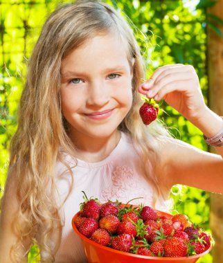 Çilekli çocuk
