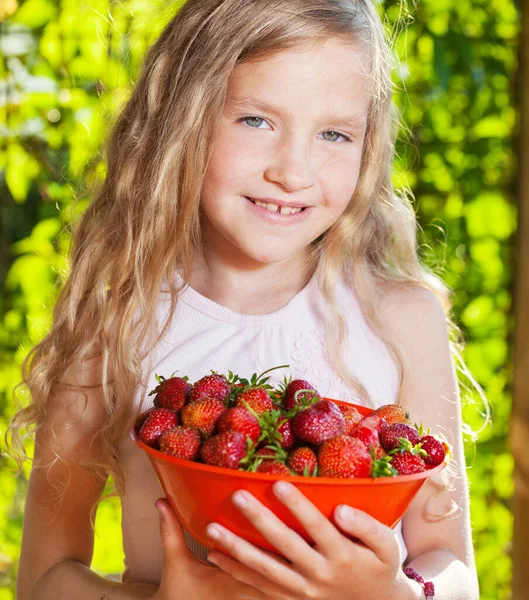 Παιδί με φράουλα — Φωτογραφία Αρχείου