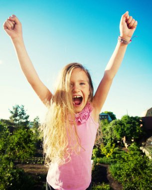 Gökyüzüne karşı açık havada mutlu kız