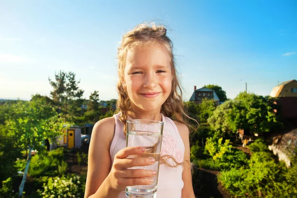 Criança segurando água de vidro — Fotografia de Stock