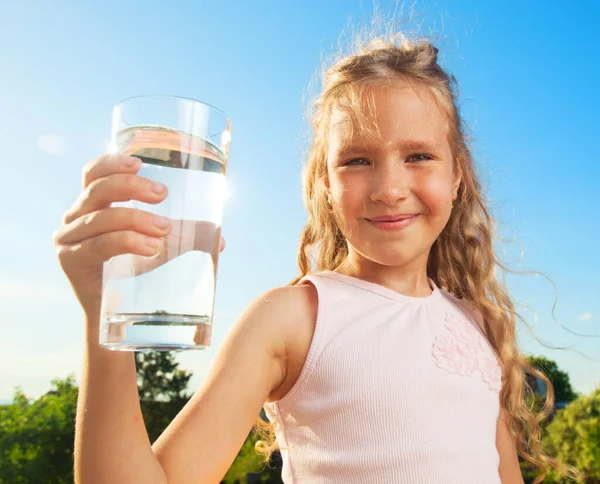 Dziecko trzymające szklaną wodę — Zdjęcie stockowe