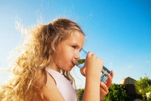 Criança segurando água de vidro — Fotografia de Stock