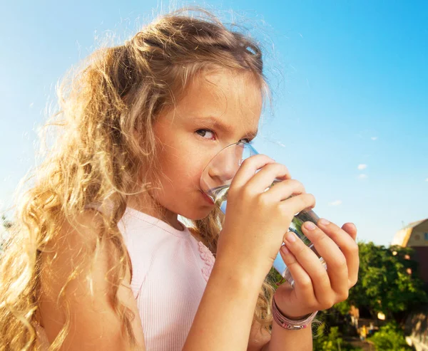 Barnhållande glasvatten — Stockfoto