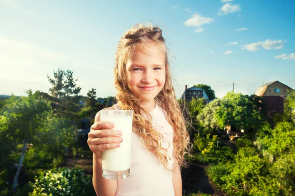 Ragazza in possesso di vetro con latte — Foto Stock