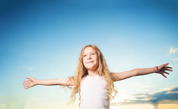 Child with arms outstretched — Stock Photo, Image