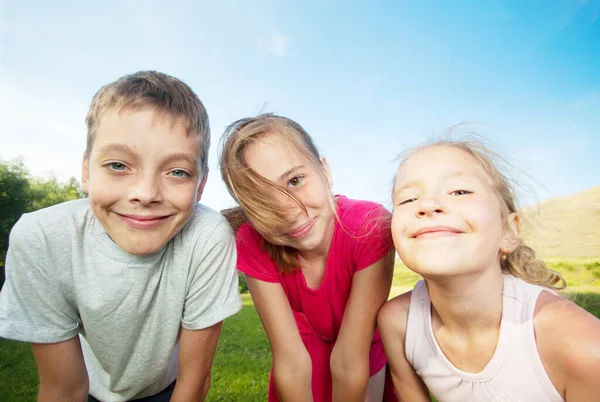 Kinderen in de zomer — Stockfoto