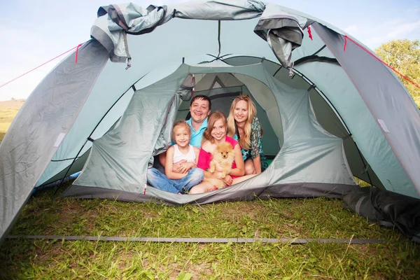 Familie im Zelt — Stockfoto