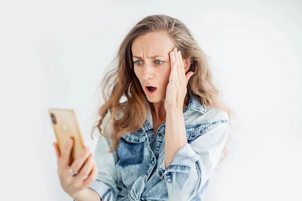 Förvånad kvinna tittar på mobiltelefon — Stockfoto