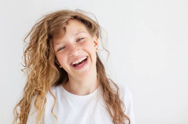 Gülümseyen genç kız portresi