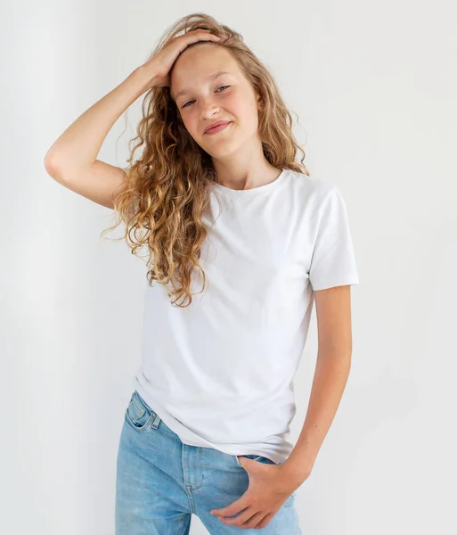 Portret uśmiechnięta młoda dziewczyna nastolatka — Zdjęcie stockowe
