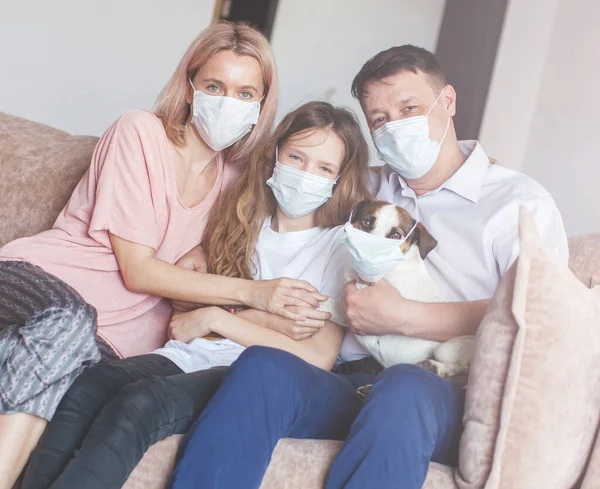 Boldog család otthon maszkban a világméretű koronavírus idején — Stock Fotó