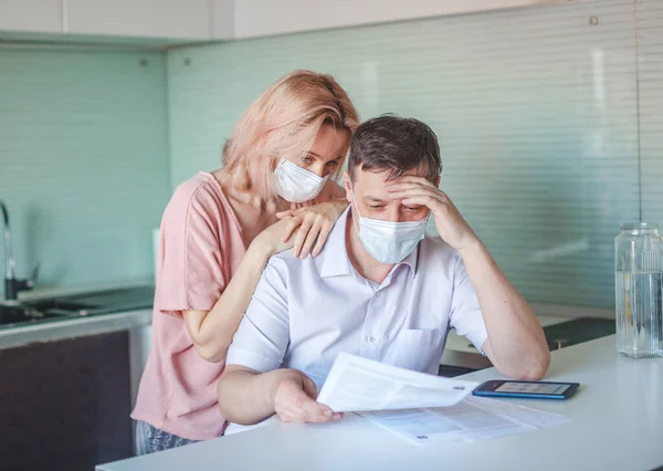 Komoly stresszes pár aggódik a kifizetetlen banki adósság számítása számlák, megdöbbent szegény család nézi számológép számolás hitel kifizetése ideges a pénz probléma a pandémiás koronavírus — Stock Fotó