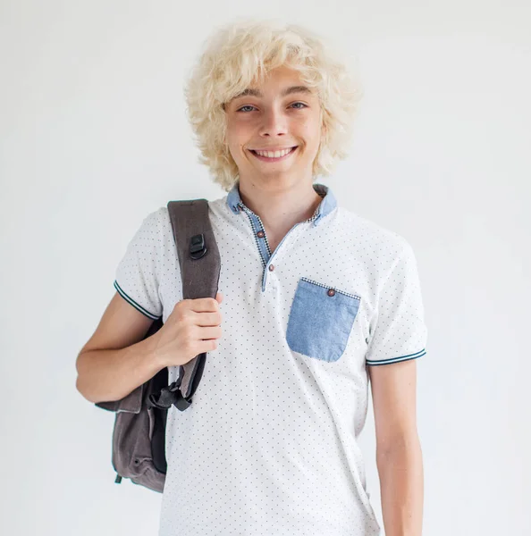 Porträtt av glad ung blond man ler tittar på kameran — Stockfoto