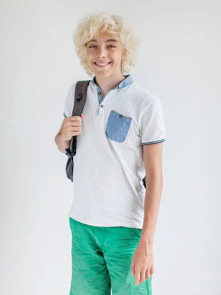Portret de vesel tânăr blond om zâmbind uitându-se la camera — Fotografie, imagine de stoc