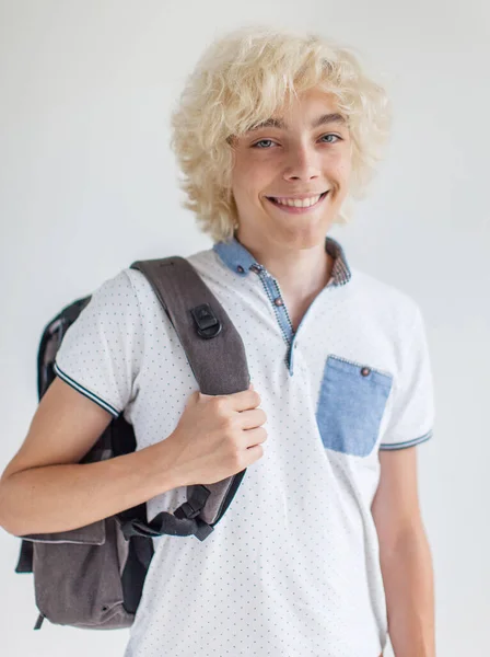 Retrato del joven rubio alegre sonriendo mirando a la cámara —  Fotos de Stock