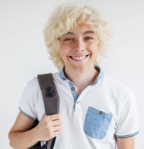 Porträtt av glad ung blond man ler tittar på kameran — Stockfoto