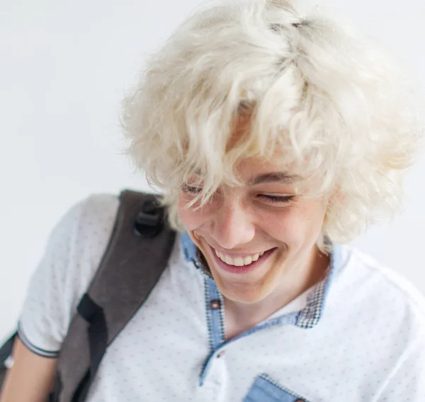 Porträtt av glad ung blond man ler tittar på kameran — Stockfoto