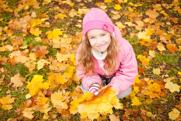 Meisje in de herfst — Stockfoto