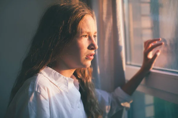 Smutny nastolatek w pobliżu okna — Zdjęcie stockowe