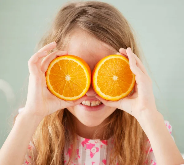 Glada flicka med orange — Stockfoto