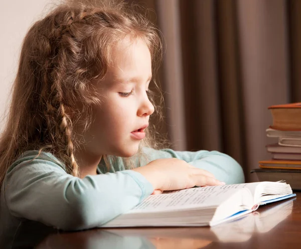 Meisje doet huiswerk — Stockfoto