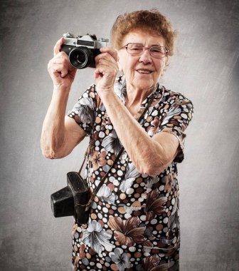 Büyükanne fotoğrafçı gri arka planda