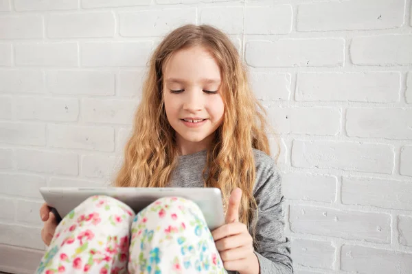 Barn med tablett — Stockfoto