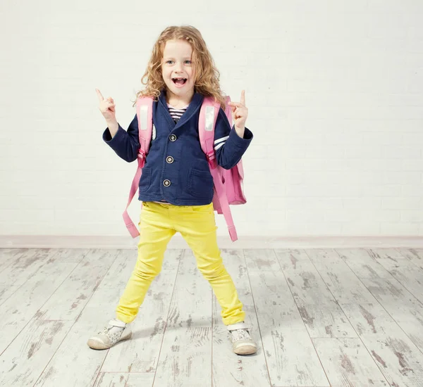 Okul çantalı küçük kız.