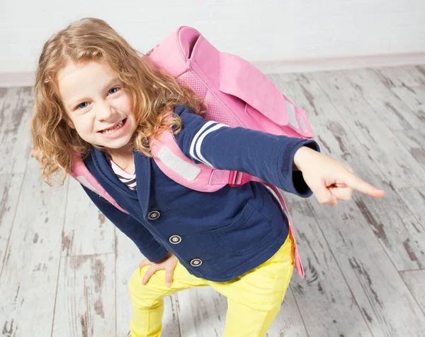 Bambina con lo schoolbag — Foto Stock