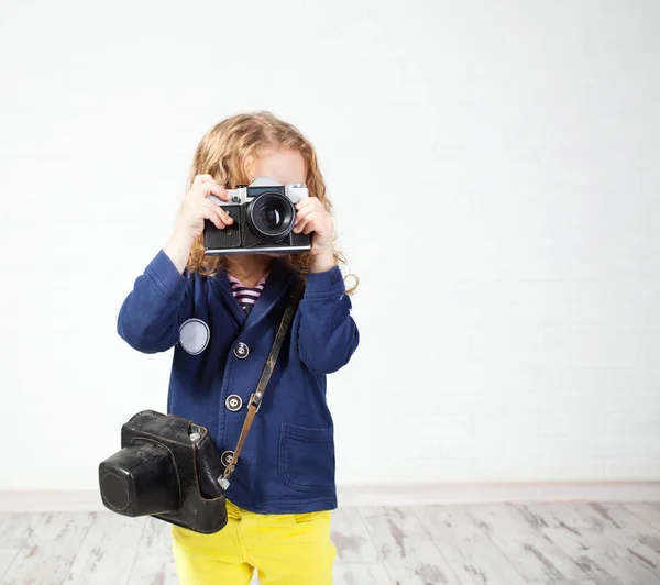 Маленькая девочка фотографирует — стоковое фото