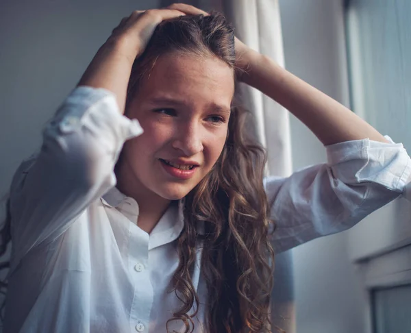 Triste adolescente perto da janela — Fotografia de Stock