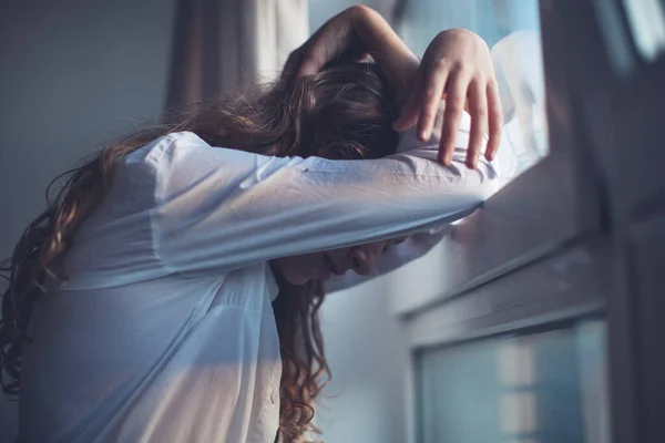 Triste adolescente cerca de ventana — Foto de Stock