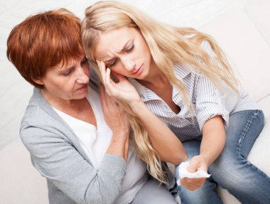 Anne ağlayan kızını sakinleştirir.