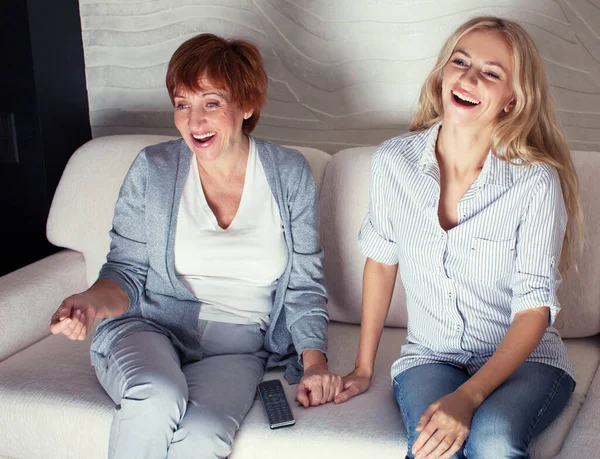 Mother with adult daughter watching television — Stock Photo, Image