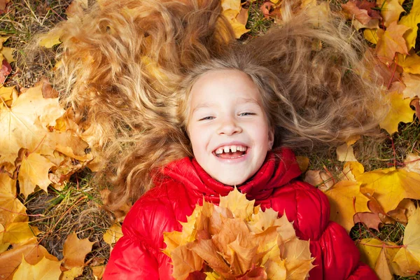 Meisje in de herfst — Stockfoto