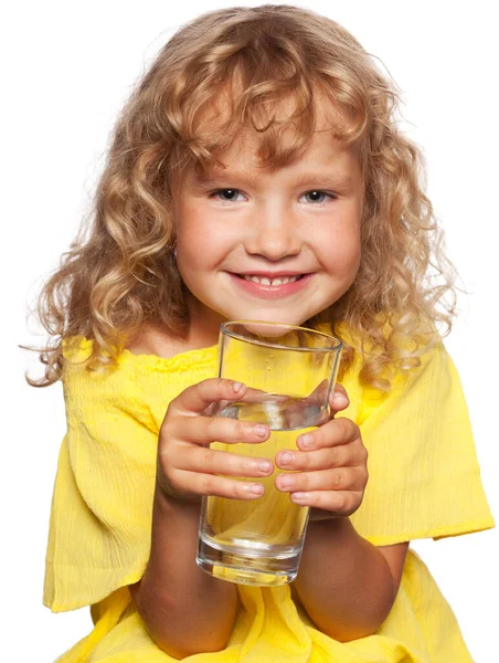 Barn med ett glas vatten — Stockfoto