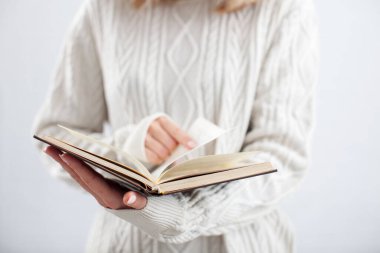 Kitap Tutan Kadın