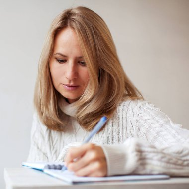 Deftere kalem yazan kadın