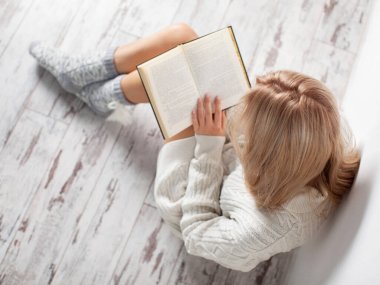 Kadın kitap okuyor.