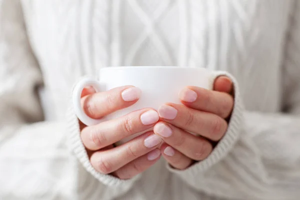 Kaffeebecher in Frauenhand. — Stockfoto