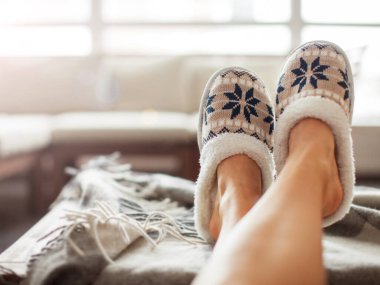 Kadınların bacaklarında terlikler.