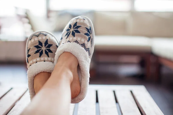 Slippers on womens legs — Stock Photo, Image