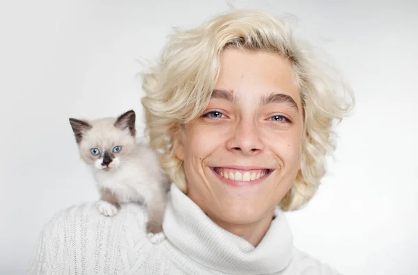 Gato bonito no ombro jovem — Fotografia de Stock