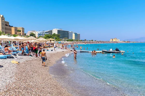 Rhodes Greece Julho 2015 Pessoas Relaxantes Banhos Sol Elli Beach — Fotografia de Stock