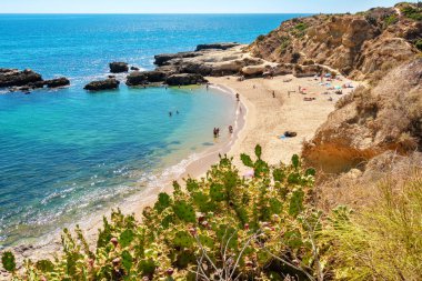 Okyanus sahili ve Aveiros beach (Praia dos Aveiros). Albufeira, Algarve, Portekiz